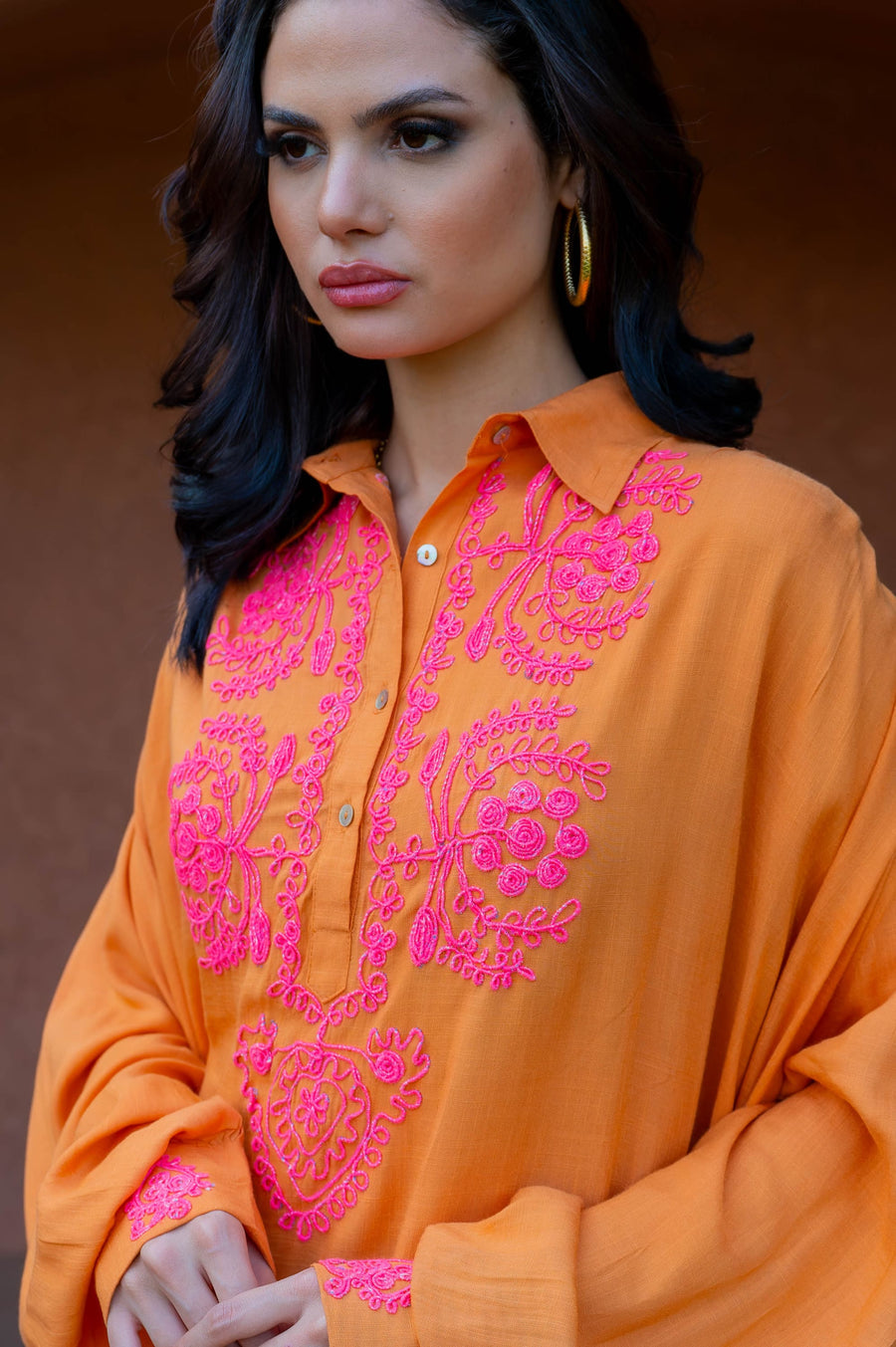 Robe brodée Safran Majesté