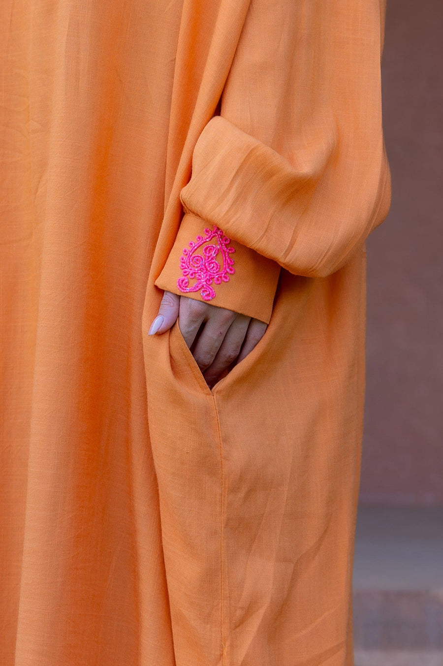 Robe brodée Safran Majesté
